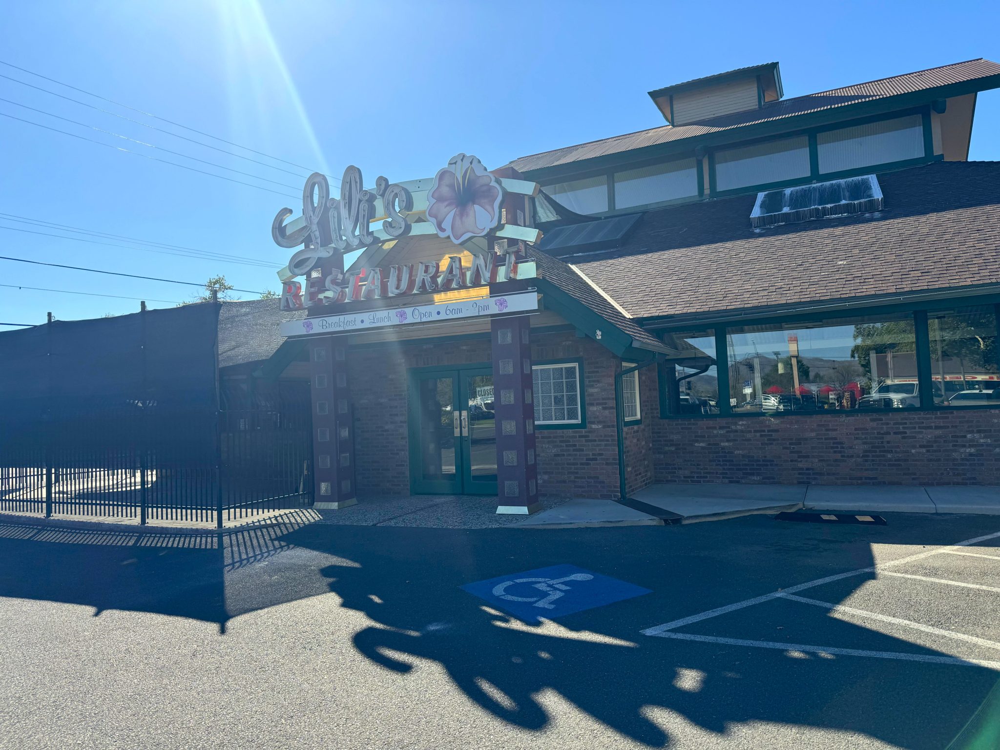JACKS CAFE - Hearty breakfasts & lunches from a family-owned favorite!